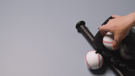 Baseball-Stillleben-über-Dem-Kopf-Mit-Schläger-Und-Fängerhandschuh-Mit-Person,-Die-Den-Ball-Aufhebt